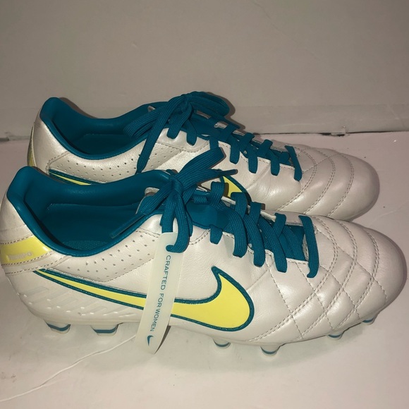 NWT nike soccer cleats - Picture 2 of 6